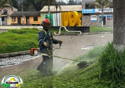 Mantenimiento del parque central de Quimiag