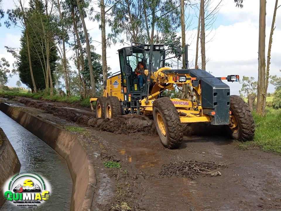 Trabajos De Limpieza De La Plataforma Del Canal De Riego En La Comunidad De Puculpala